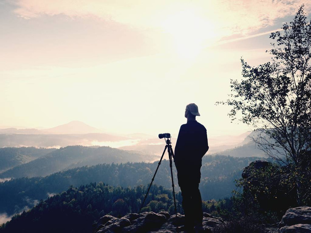 Fotografem přírody a zůstat na stativ na summitu a myšlení. Kopcovitá krajina mlha - Fotografie, Obrázek