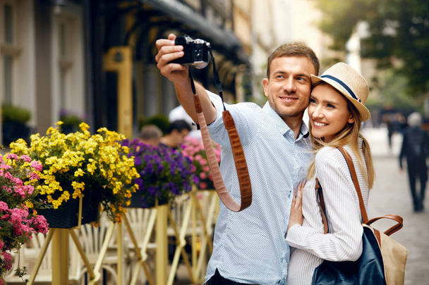 Tourist Couple In Love Taking Photos During Travel. - Foto, immagini