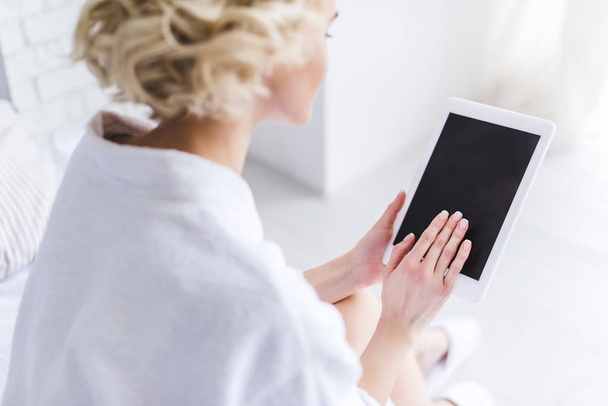 Schnappschuss von Frau im Bademantel mit digitalem Tablet mit leerem Bildschirm - Foto, Bild