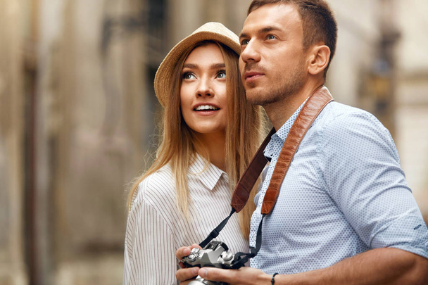 Travel. Couple Walking On Streets On Weekend Vacation - Foto, Imagem