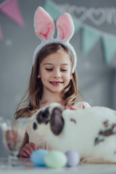 Cute little girl celebrating Easter - Foto, Imagen