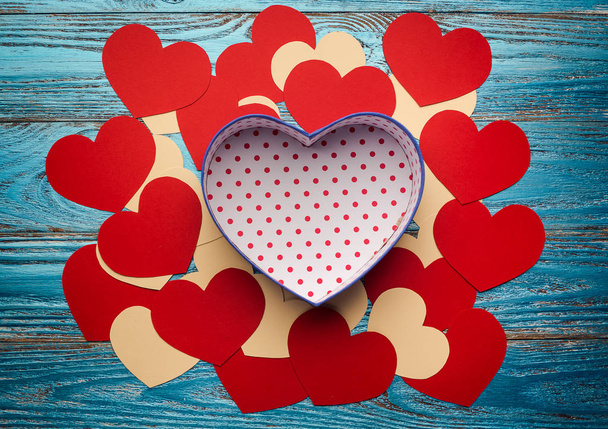 fond Saint-Valentin avec boîte cadeau vide sous la forme d'un cœur
 - Photo, image