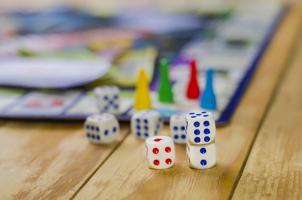 Cubos con el monopolio del juego sobre la mesa
 - Foto, Imagen