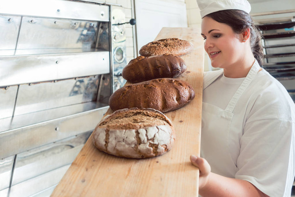 Čerstvý chleba na prkénku v pekárna pekárna - Fotografie, Obrázek