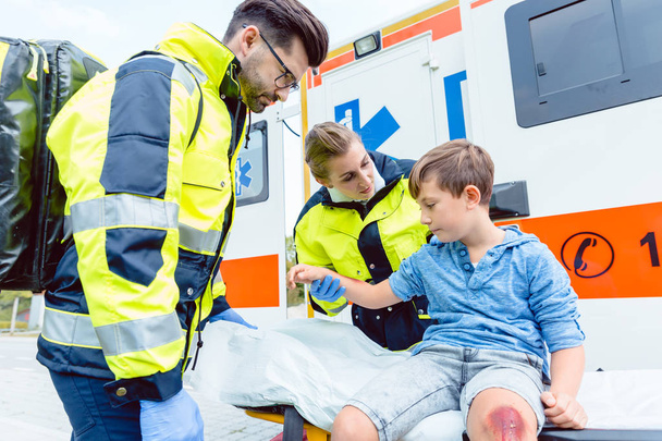 Médicos de emergencia que atienden a niño víctima de accidente
 - Foto, imagen