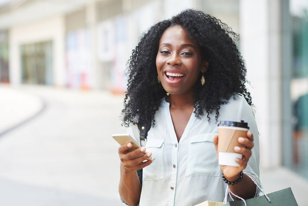 Radosny, młoda kobieta z smartphone i take-out kawy - Zdjęcie, obraz