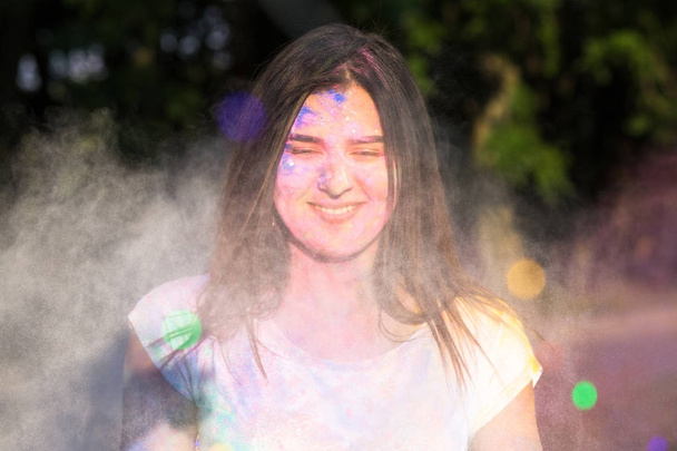 Joyeux attrayant jeune femme s'amuser sur le festival Holi
 - Photo, image