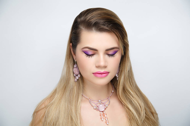 woman beauty face pink necklace - Foto, Imagem