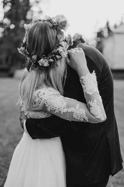 A menyasszony és a vőlegény, a természetben, a naplemente fény. Rusztikus esküvő. Szép esküvő házaspár. Fekete-fehér - Fotó, kép