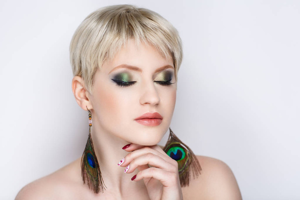 Peacock feather earrings woman - Foto, imagen