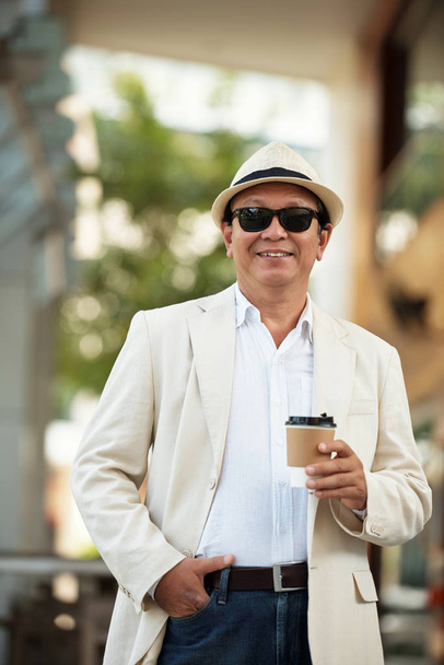 Πορτρέτο του χαρούμενα ώριμος άνδρας με γυαλί λάβει-out καφέ - Φωτογραφία, εικόνα