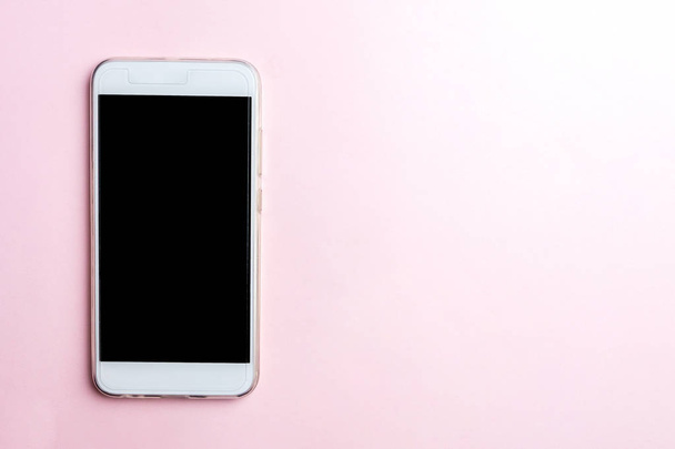 Telefone celular branco no fundo rosa. Espaço de cópia, vista superior
 - Foto, Imagem