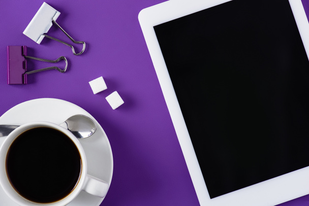 vista superior del espacio de trabajo púrpura con taza de café y tableta
 - Foto, Imagen