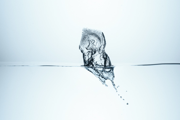 jégkocka fröccsenő víz, elszigetelt fehér - Fotó, kép