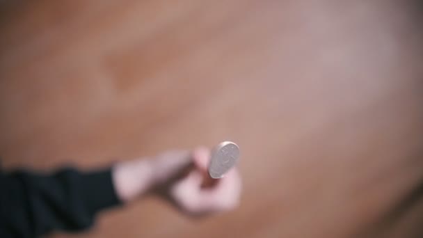 Mão masculina segurando uma moeda, jogando-a no ar e pegando câmera lenta
 - Filmagem, Vídeo
