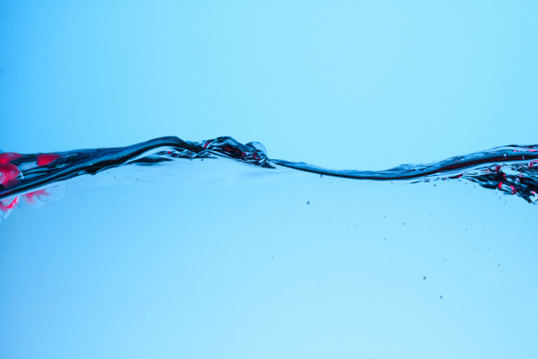 Faktura minimalistyczna z płynącej wody, na niebieskim tle - Zdjęcie, obraz