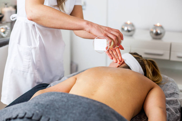 Masaż i Pielęgnacja ciała. Kobieta o masaż w salonie spa - Zdjęcie, obraz