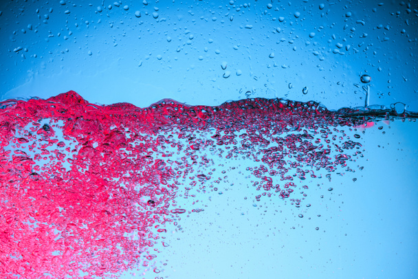 青に分離された水でピンクの泡 - 写真・画像