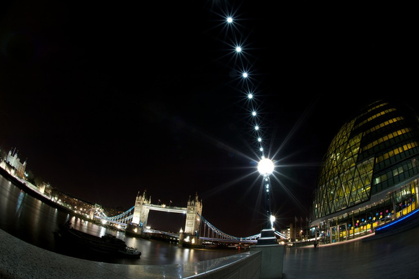 fisheye Nachtansicht von Rathaus, Tower Bridge und Tower of London, Großbritannien - Foto, Bild