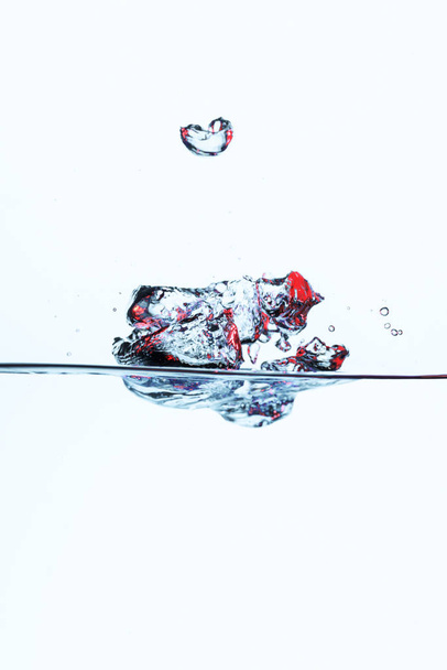su kabarcıkları, üzerinde beyaz izole ile buz  - Fotoğraf, Görsel