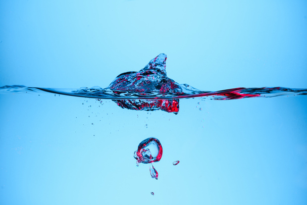 bubbels in helder water, geïsoleerd op blauw - Foto, afbeelding