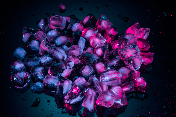 Detailní záběr růžové tání ledu na černém - Fotografie, Obrázek
