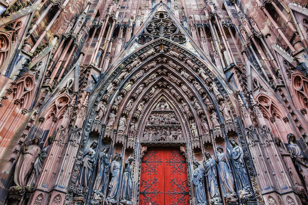 De kathedraal van Straatsburg (kathedraal van onze lieve vrouw van Straatsburg of Cathedrale Notre-Dame de Strasbourg, 1015-1439) - rooms-katholieke kathedraal in Straatsburg, Elzas, Frankrijk. - Foto, afbeelding