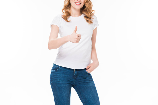 gedeeltelijke weergave van lachende vrouw toont duim geïsoleerd op wit - Foto, afbeelding