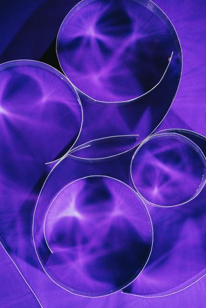 Widok z góry papieru spirale na fioletowy - Zdjęcie, obraz