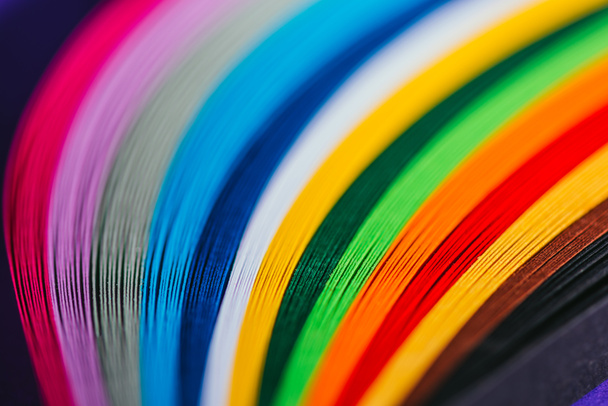 close up de listras de papel quilling brilhante colorido
 - Foto, Imagem