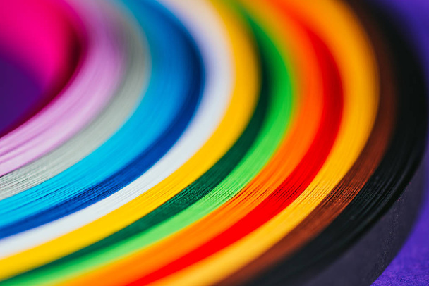 close up de listras de papel quilling brilhante colorido em roxo
 - Foto, Imagem