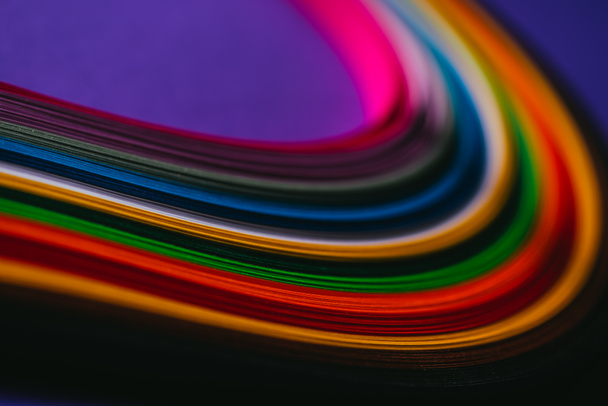 цветные яркие перья бумажные полоски на фиолетовый
 - Фото, изображение