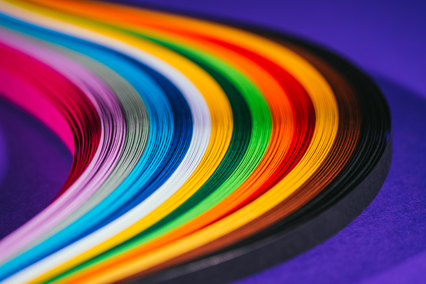 listras de papel brilhante colorido quilling em roxo
 - Foto, Imagem