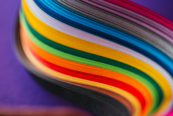 close up de coloridas curvas de papel quilling brilhante em roxo
 - Foto, Imagem