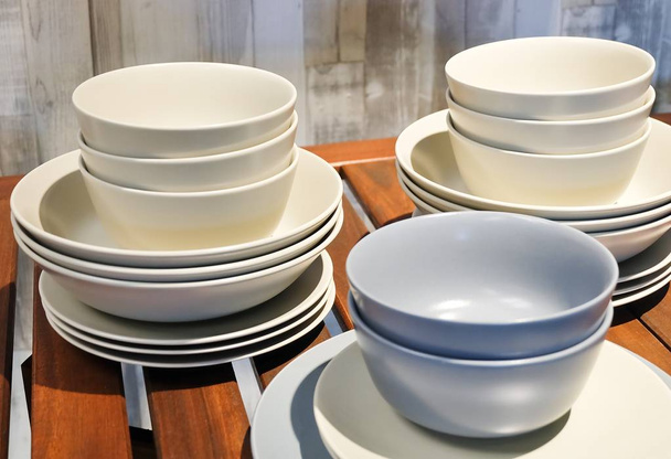Küchenutensilien, Sammlung von weißem und blauem Porzellan Geschirr, Schüsseln und Tellern für warme und kalte Speisen. - Foto, Bild