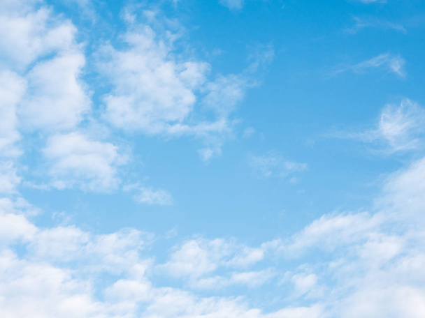 Ясное голубое небо с пушистыми облаками
. - Фото, изображение