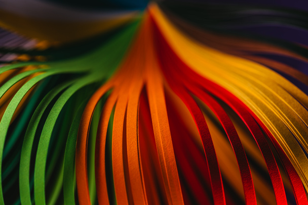 κοντινό πλάνο, πράσινο, πορτοκαλί και κόκκινο quilling χαρτί καμπύλες - Φωτογραφία, εικόνα