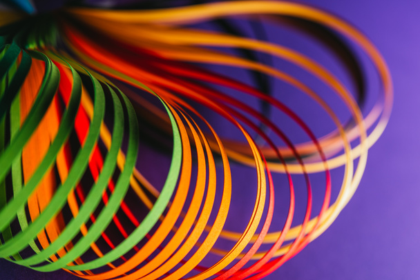 close up de curvas de papel quilling coloridas em roxo
 - Foto, Imagem