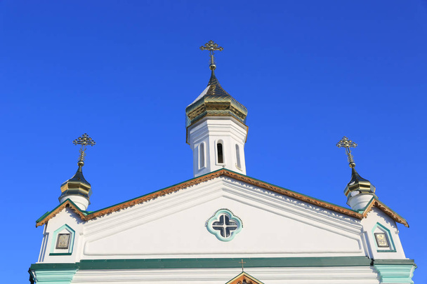 Coupole de l'église Semenovsky sur fond bleu ciel
 - Photo, image