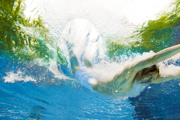 Підводний зору людини стрибають у воду - Фото, зображення