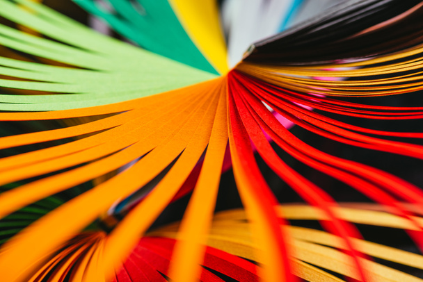 разноцветная яркая перьевая полосатая бумага
 - Фото, изображение