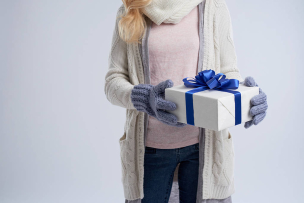 Обрезанный образ женщины с новогодним подарком
 - Фото, изображение