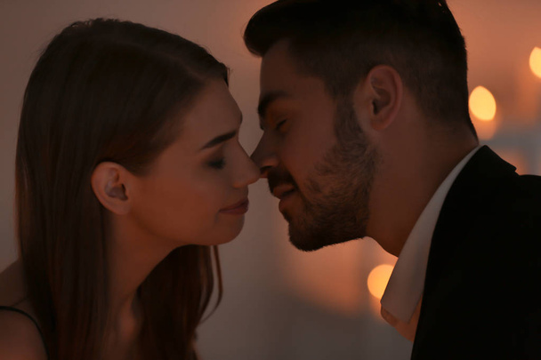 Young couple kissing on romantic date - Valokuva, kuva
