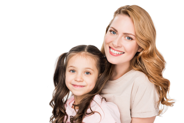 portrait of smiling mother and daughter isolated on white - Fotoğraf, Görsel
