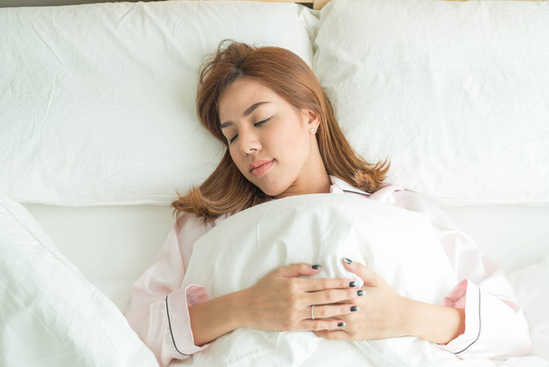asian woman sleeping on bed - Fotó, kép