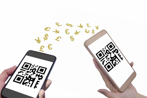Mão segurando smartphones com código QR na tela e moeda em fundo branco, conceito de tecnologia de finanças e ideia de tecnologia de cadeia de bloco
 - Foto, Imagem