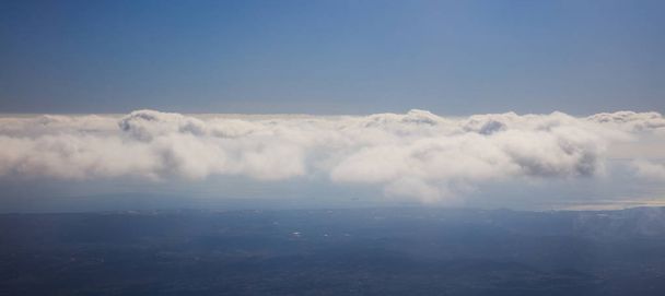 Fondo de cielo azul con nubes sobre la silueta del paisaje. foto aérea, panorámica, espacio, bandera
 - Foto, imagen