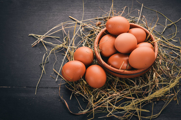 Hühner rohe braune Eier. auf einem hölzernen Hintergrund. Ansicht von oben. Kopierraum. - Foto, Bild