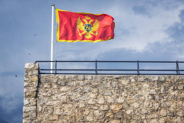モンテネグロの国旗 - 写真・画像