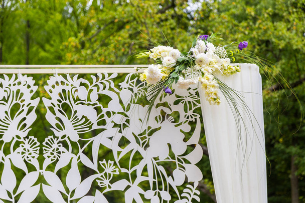 白い花の結婚式の装飾. - 写真・画像